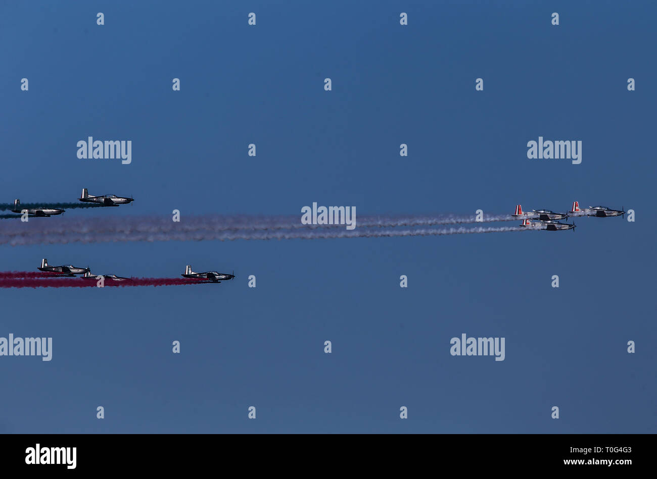 L'aéroport d'Hermosillo, meeting aérien à l'ouverture d'un nouveau hangar par le Président Enrique Peña Nieto, lors de la célébration des 101 ans de l'Armée de l'air mexicaine, qui a eu lieu à la base aérienne militaire n° 18. Hermosillo Sonora au Mexique le 10 février 2016 Espectáculo aéreo sobre el aeropuerto de Hermosillo, durante la inauguración de un nuevo hangar por el Presidente Enrique Peña Nieto, durante los festejos del 101 aniversario de la Fuerza Aérea Mexicana, celebrado en la Base Aérea Militar nº18. Hermosillo Sonora Mexico un 10 février 2016 Banque D'Images