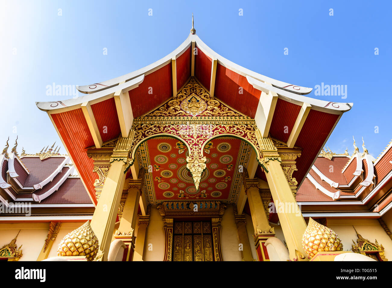 Vue rapprochée de la magnifique Wat That Luang Neua avec décorations de couleur or. Banque D'Images