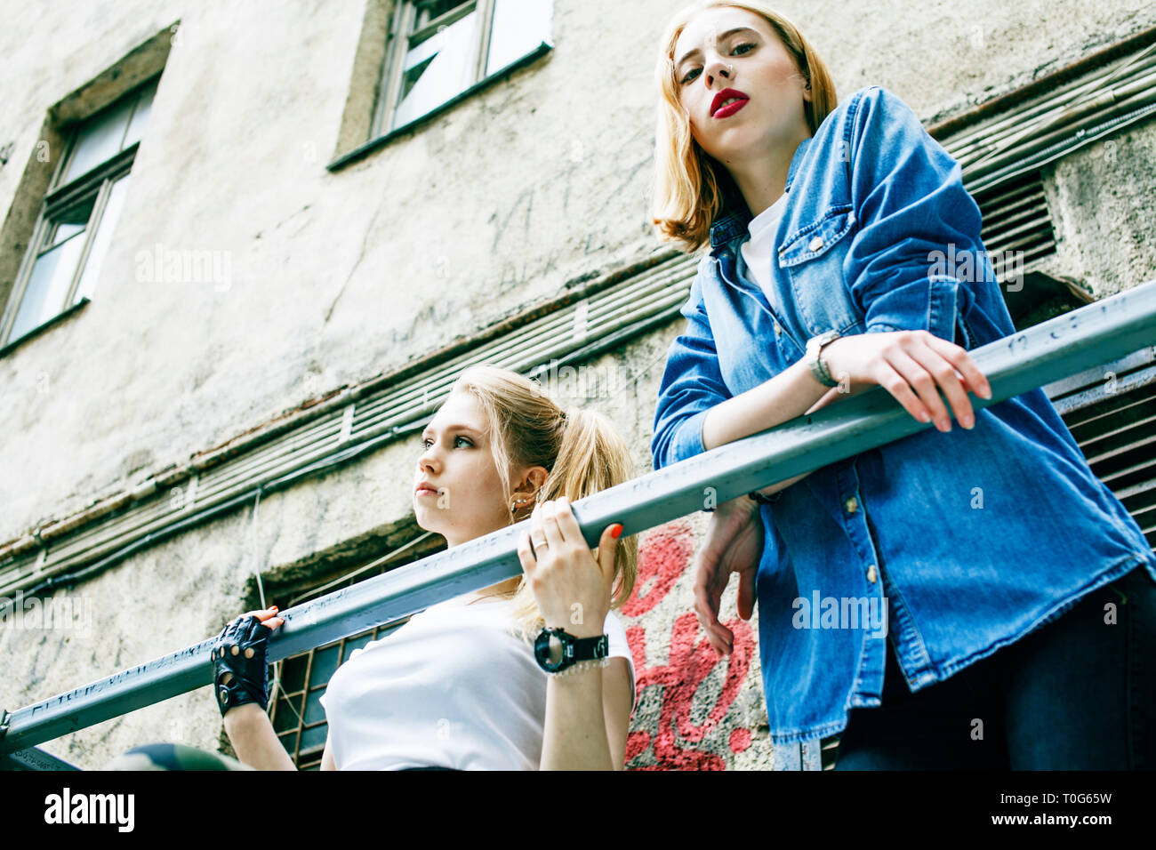 Couple de filles ouyside sur les rues, paralysant les gens vie concept Banque D'Images