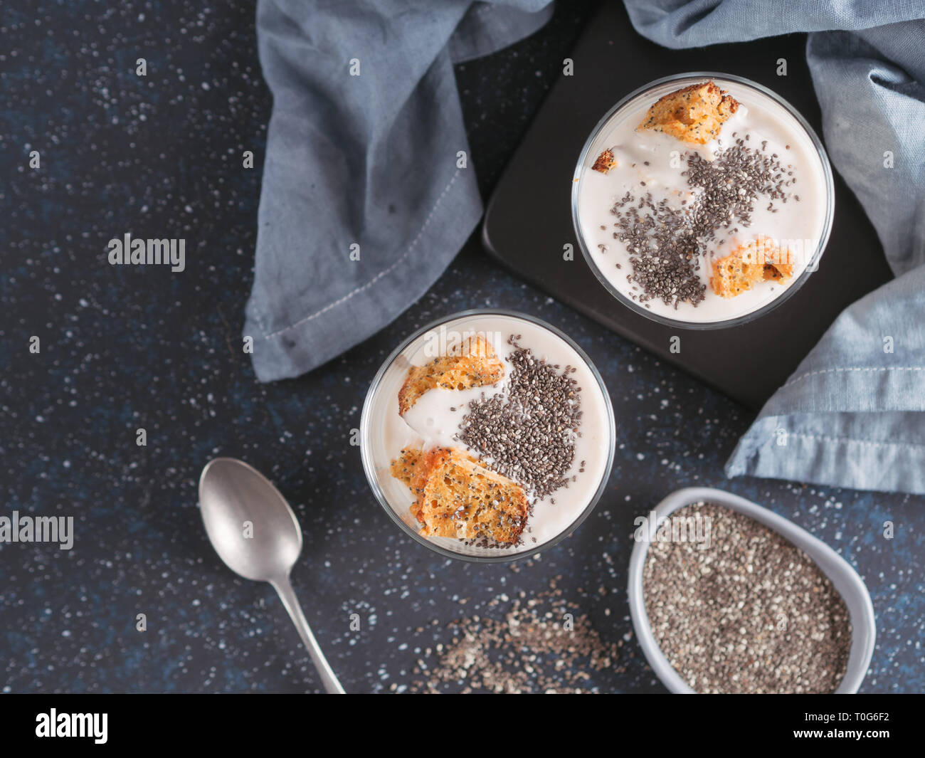 Pas De Dessert Gateau Au Fromage Cuit Au Four Avec Des Biscuits Ecrases Les Carottes Et Chia Graines Dans Un Bocal En Verre Sur Fond Sombre Idees Et Recettes Pour Petit Dejeuner Sain