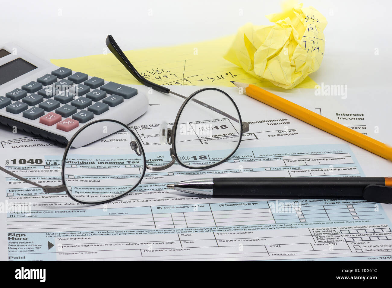 L'ingrat, frustrant et déprimant de préparer la déclaration de revenus annuelle. Banque D'Images