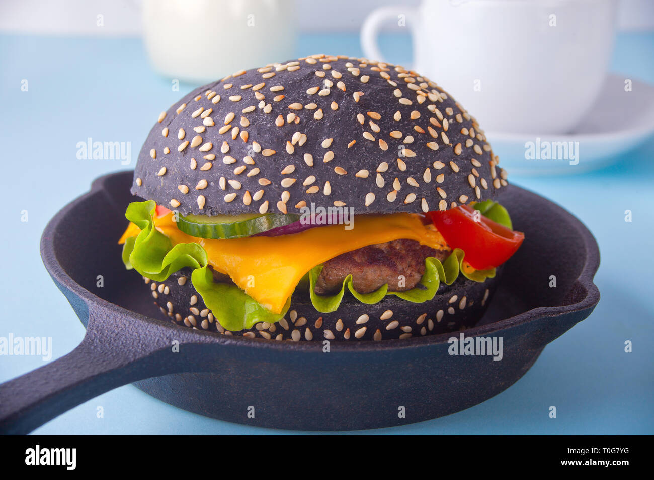 Burger fait maison avec des légumes et escalope Banque D'Images