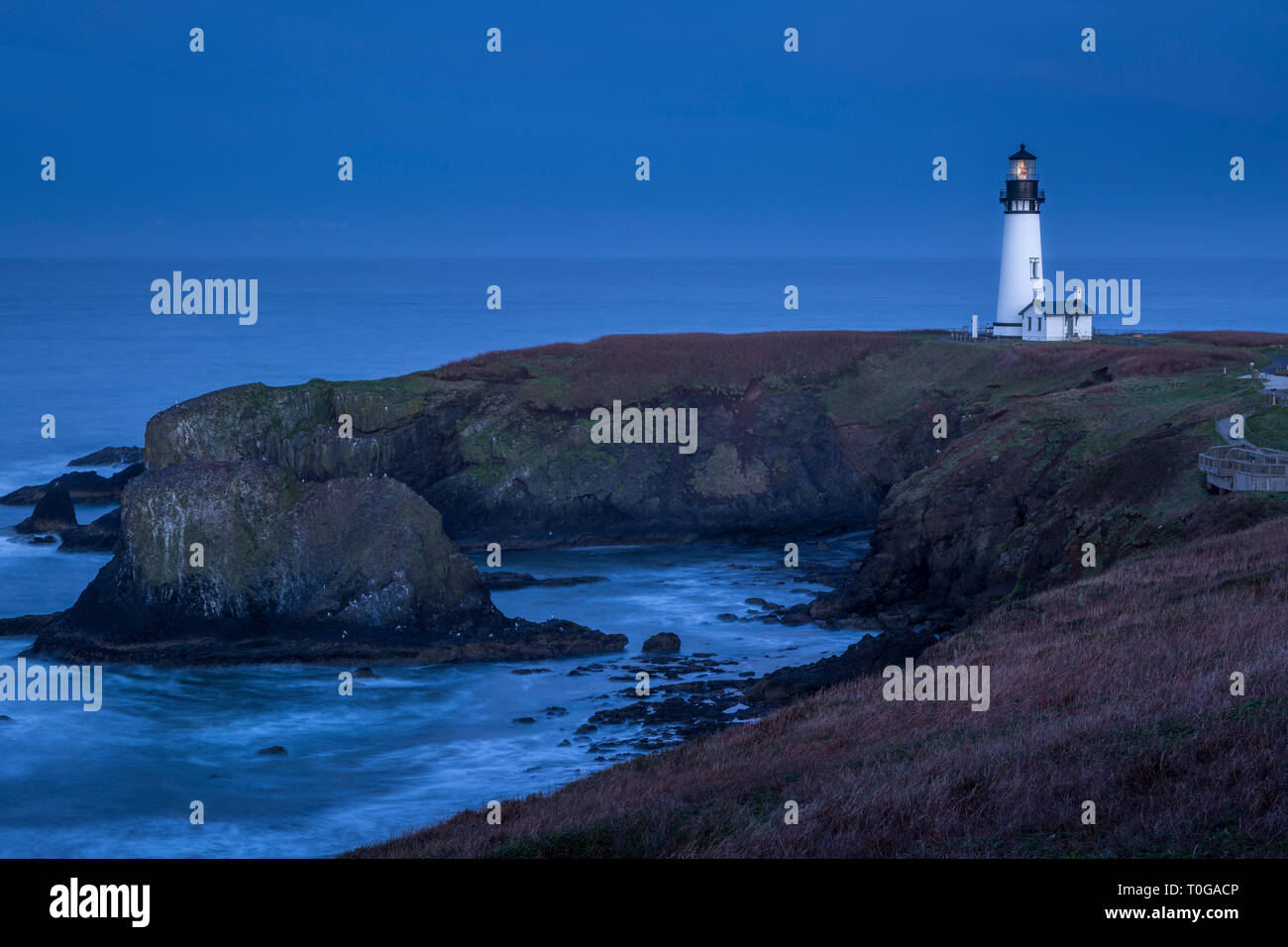 Crépuscule du matin plus de Yaquina Head Lighthouse, Newport, Oregon, USA Banque D'Images