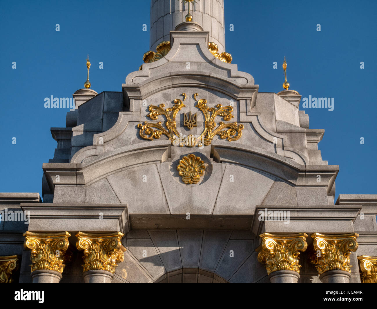 Libre d'angel monument avec symbole traditionnelle ukrainienne tryzub trident à independance square à Kiev Kiev, Ukraine Banque D'Images