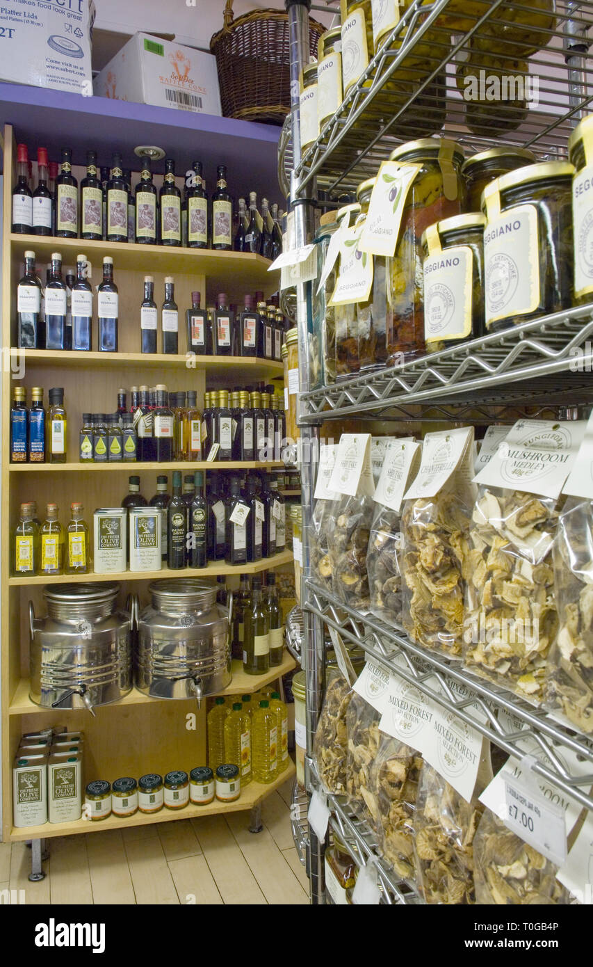 Divers aliments spécialiste en vente dans une boutique spécialisée, y compris le vinaigre balsamique, l'huile d'olive et les champignons séchés. Banque D'Images