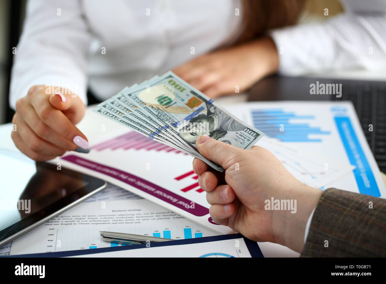 Bras masculin payer bande de centaines de dollars de factures Banque D'Images