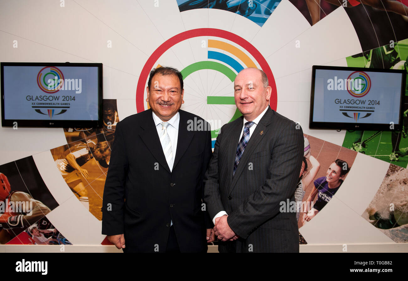 Première utilisation de Président de la Fédération des Jeux du Commonwealth de Glasgow 2014 Prince Imran visites du siège. Prince Imran avec Michael Cavanagh. Le Banque D'Images