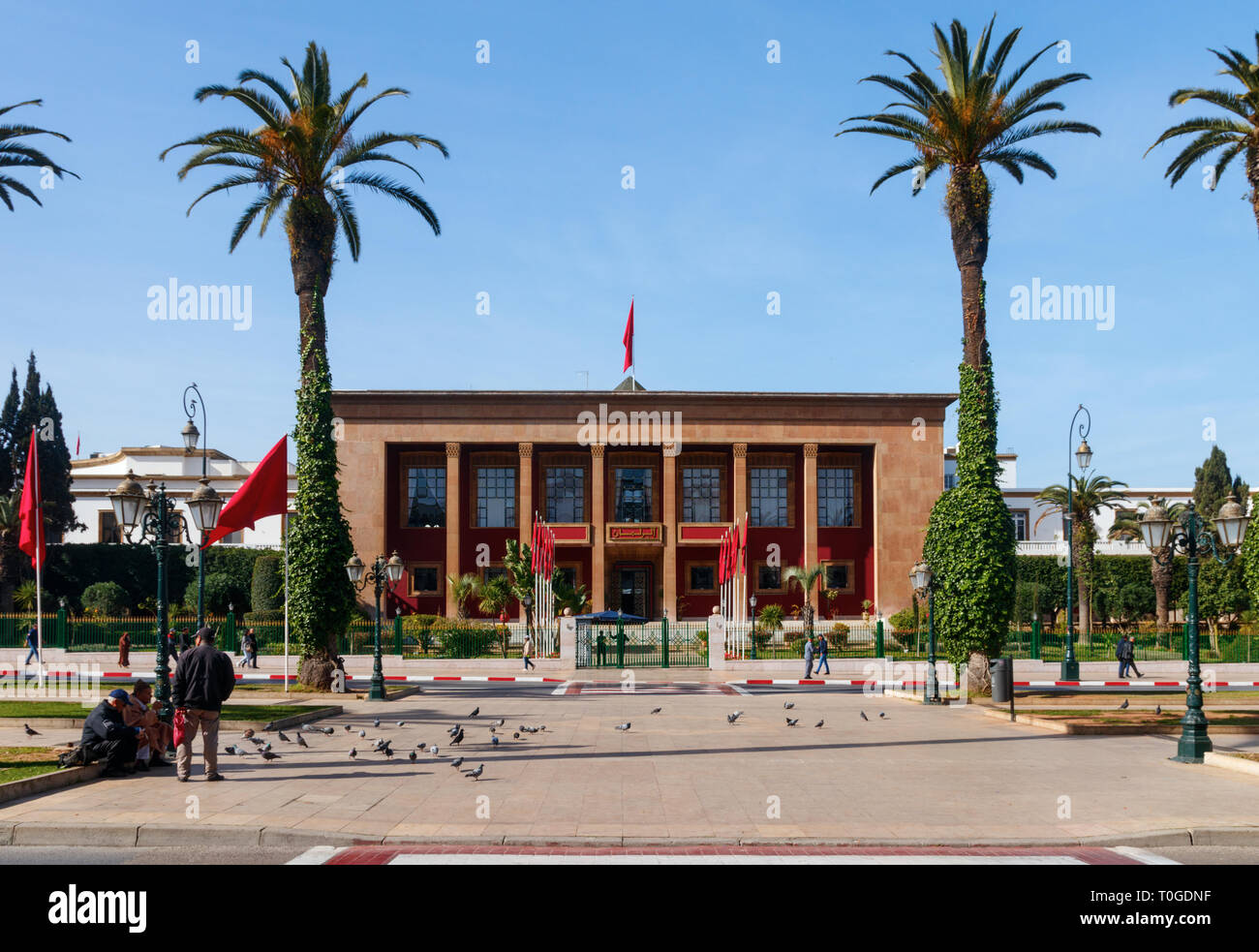 Avenue Mohammed V avec la Chambre des représentants des capacités sous un ciel bleu, Rabat, Maroc. Banque D'Images