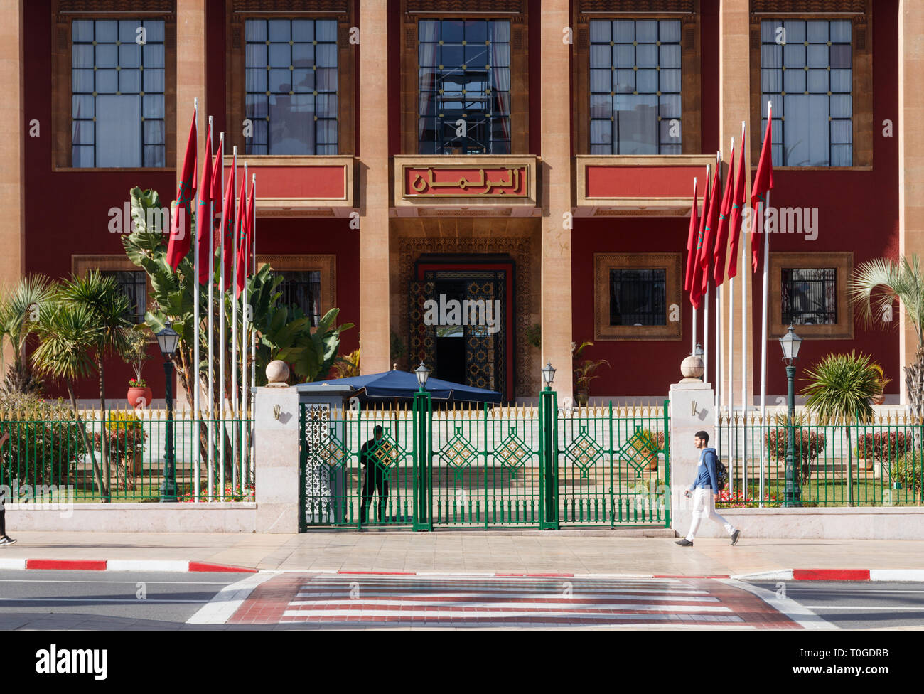 Avenue Mohammed V avec la façade de la Chambre des représentants s'appuyant sur une journée ensoleillée, Rabat, Maroc. Banque D'Images