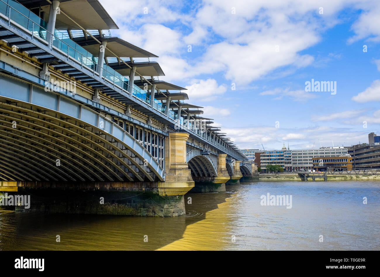 Londres, Royaume-Uni, août 2018, vue sur le pont du chemin de fer de Blackfriars depuis le côté sud de la Tamise, Angleterre Banque D'Images