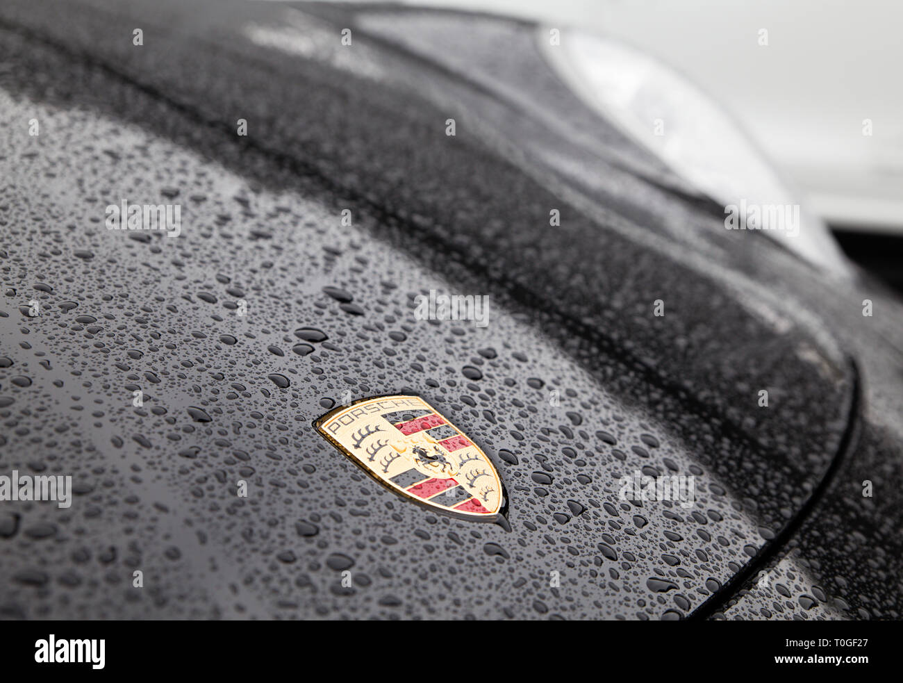 Avant d'une Porsche 911 avec des gouttes de pluie Banque D'Images