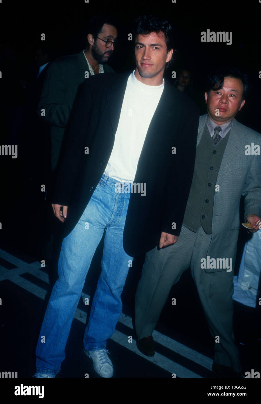 CULVER CITY, CA - le 22 février : l'Acteur Andrew Shue assiste à l'éducation aux dangers de la drogue (D.A.R.E.) avec Richard Tyler's collection de mode nouveau et les débuts de Johnny Depp's Short Film "Banter' le 22 février 1994 à Smashbox Studios à Culver City, Californie. Photo de Barry King/Alamy Stock Photo Banque D'Images