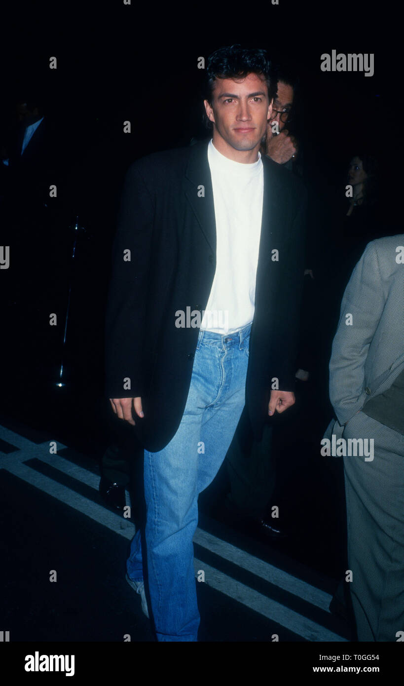 CULVER CITY, CA - le 22 février : l'Acteur Andrew Shue assiste à l'éducation aux dangers de la drogue (D.A.R.E.) avec Richard Tyler's collection de mode nouveau et les débuts de Johnny Depp's Short Film "Banter' le 22 février 1994 à Smashbox Studios à Culver City, Californie. Photo de Barry King/Alamy Stock Photo Banque D'Images