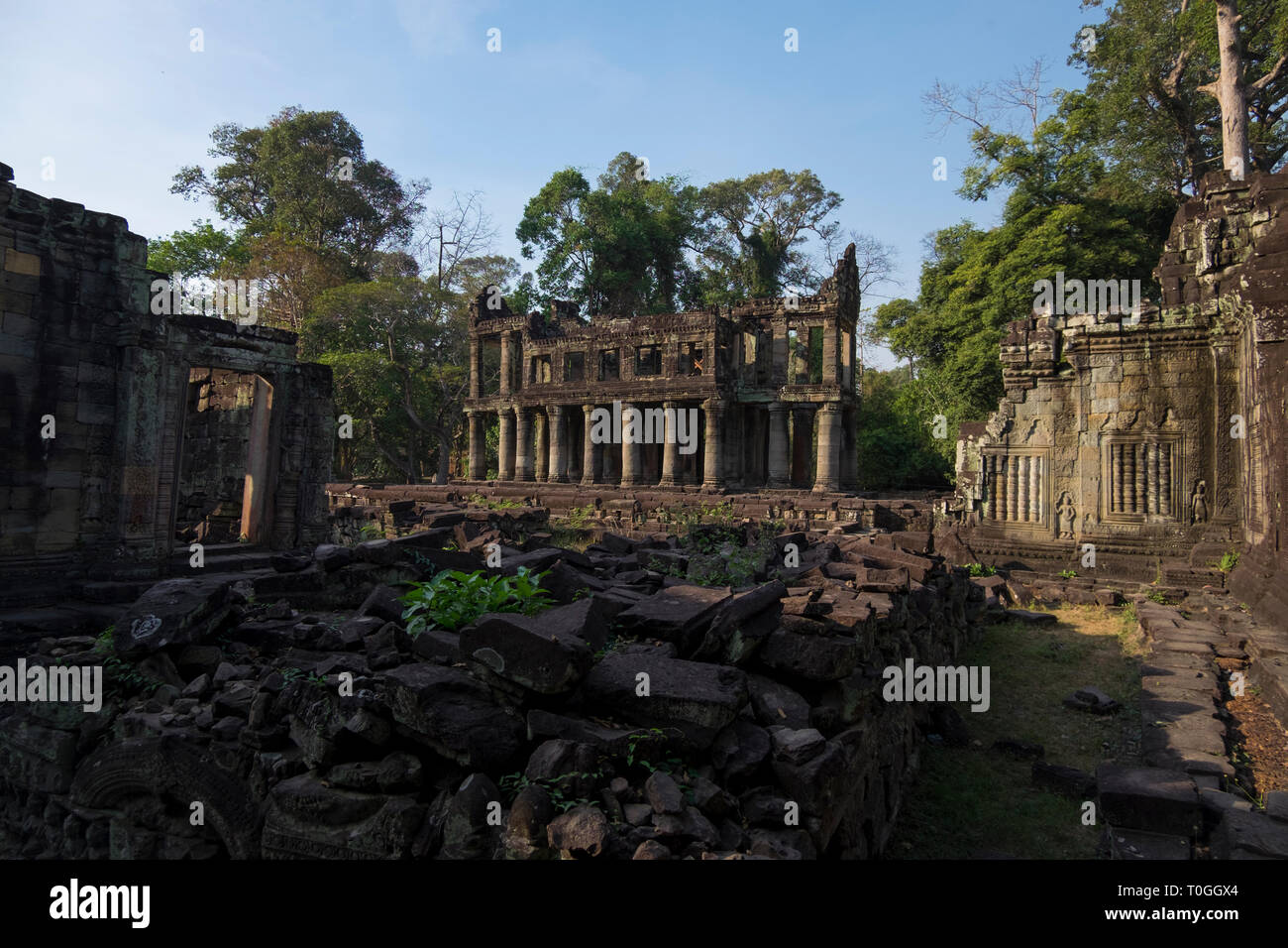 Un rare style architectural Khmer à Angkor, une colonne de deux étages, bordé de temple. À Preah Khan à Angkor à Siem Reap, Cambodge. Banque D'Images