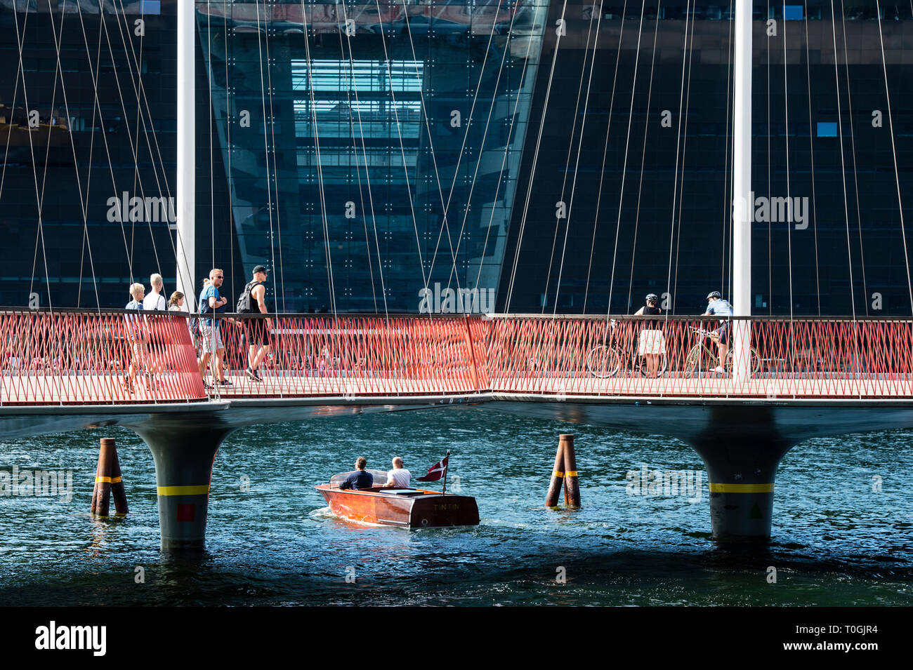 Danemark, copenhague, Cirkelbroen Le Cercle Bridge et bâtiment Black Diamond Banque D'Images