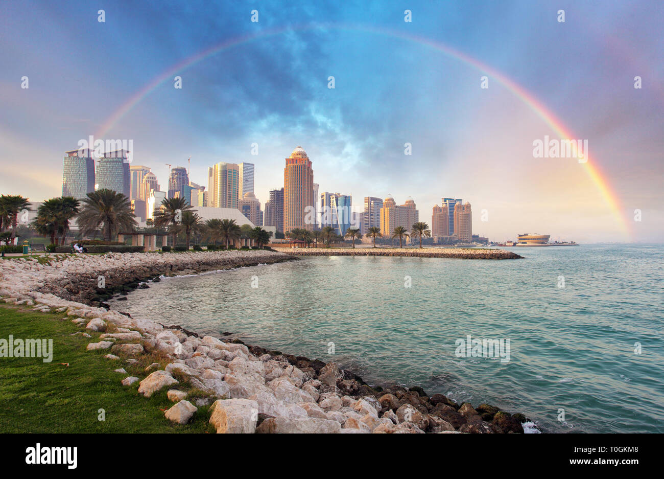 Les toits de la ville de Doha, Qatar avec rainbow city Banque D'Images