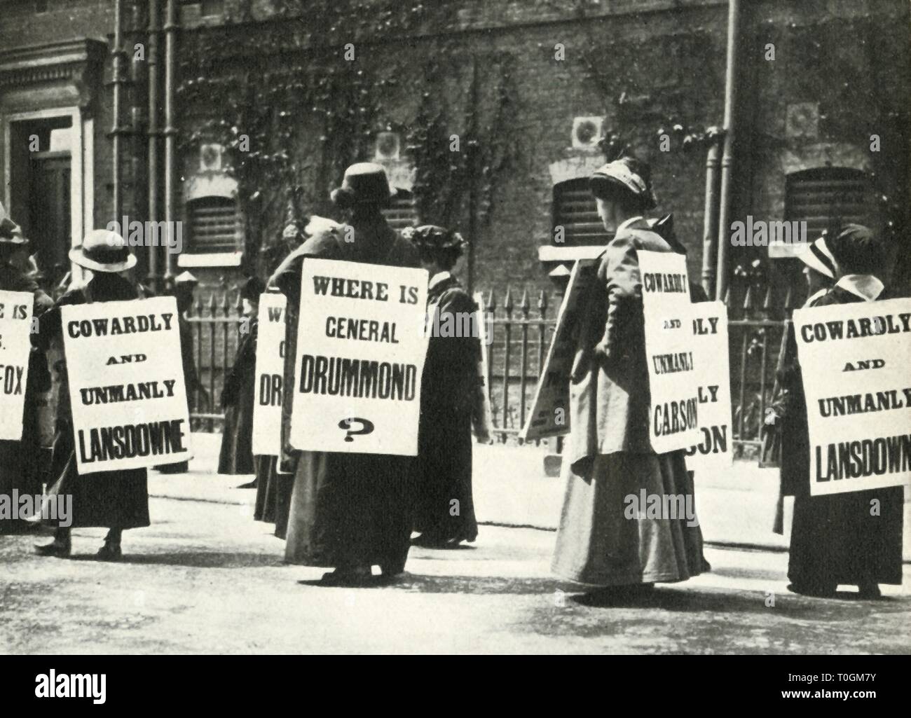 Les suffragettes manifester devant la prison, Londres, 1914, (1947). Créateur : Inconnu. Banque D'Images