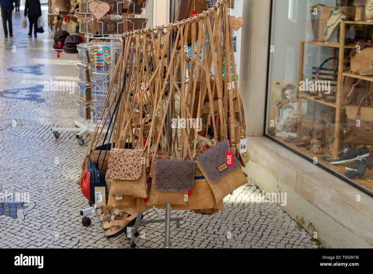 Loulé, Portugal. Sacs à main et autres types de sacs en liège à l'extérieur d'un magasin de détail à Loulé, Portugal Banque D'Images