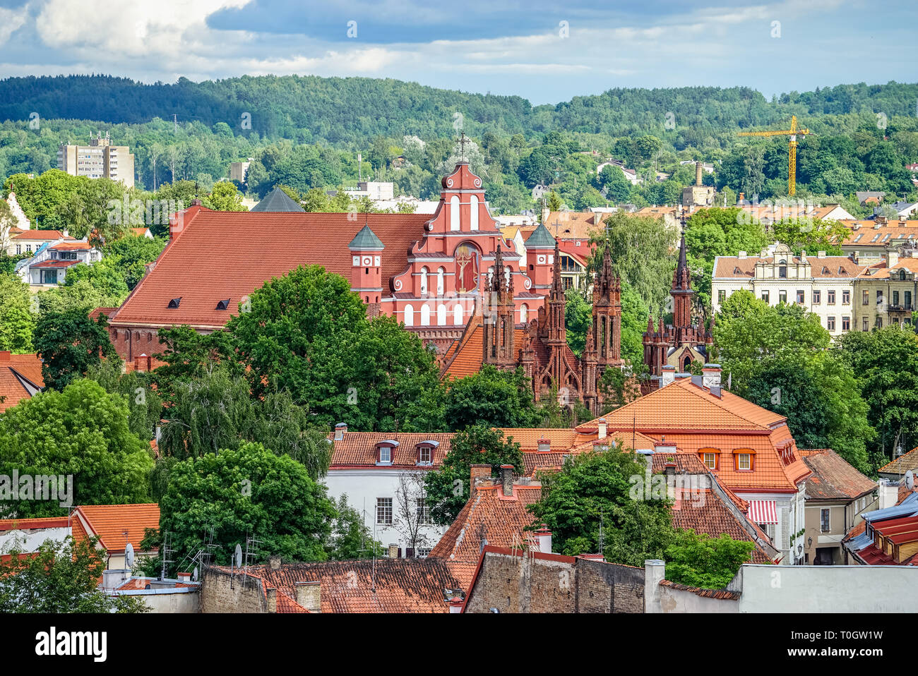 Église de Saint François et de Saint Bernard (Bernardine Church) et l'église Sainte-Anne sur une journée ensoleillée à Vilnius, Lituanie. Vue de la cathédrale Banque D'Images