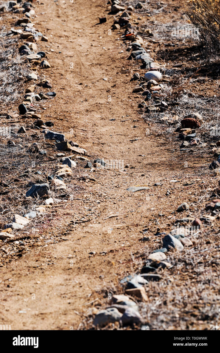 Sentier de randonnée bordé de pierres sur le centre du Colorado ranch ; USA Banque D'Images