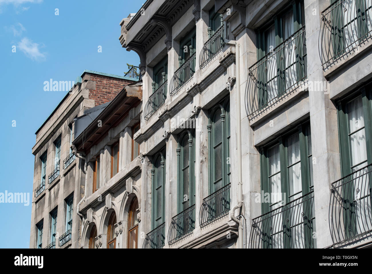 Le vieux Montréal, Québec, Canada. Des bâtiments en béton avec brun, vert, et Teal vitres le long de la rue Saint-Paul Ouest. Banque D'Images