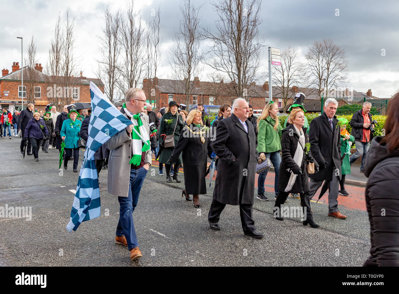 La parade de la St Patrick à l'Irish Club à Orford Lane pour 'la rivière de la vie' dans Bridge Street où un court service a eu lieu à retenir Banque D'Images