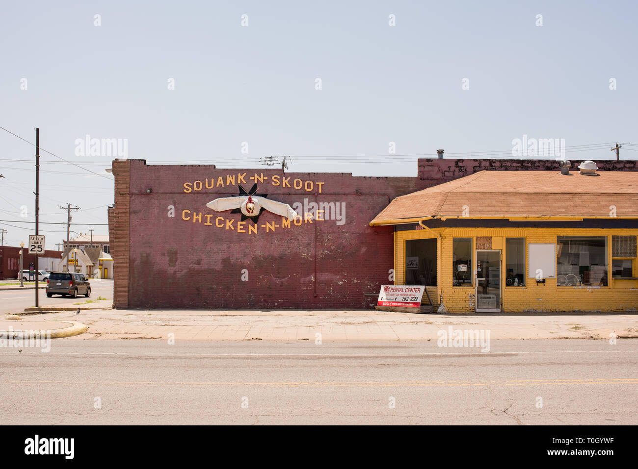 Le cri-N-Shoot restaurant à El Reno, Oklahoma, est surprenant en raison de la figure de poulet sortant d'un mur de briques. Il est situé sur la Route 66. Banque D'Images