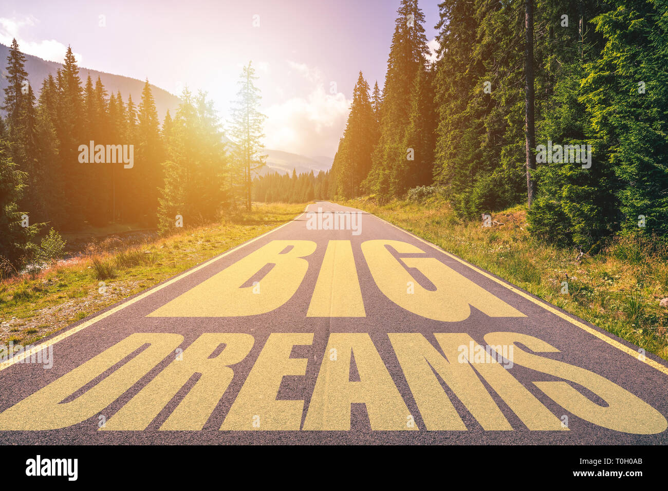 De grands rêves écrit sur route dans les montagnes. De grands rêves texte sur la route. Banque D'Images