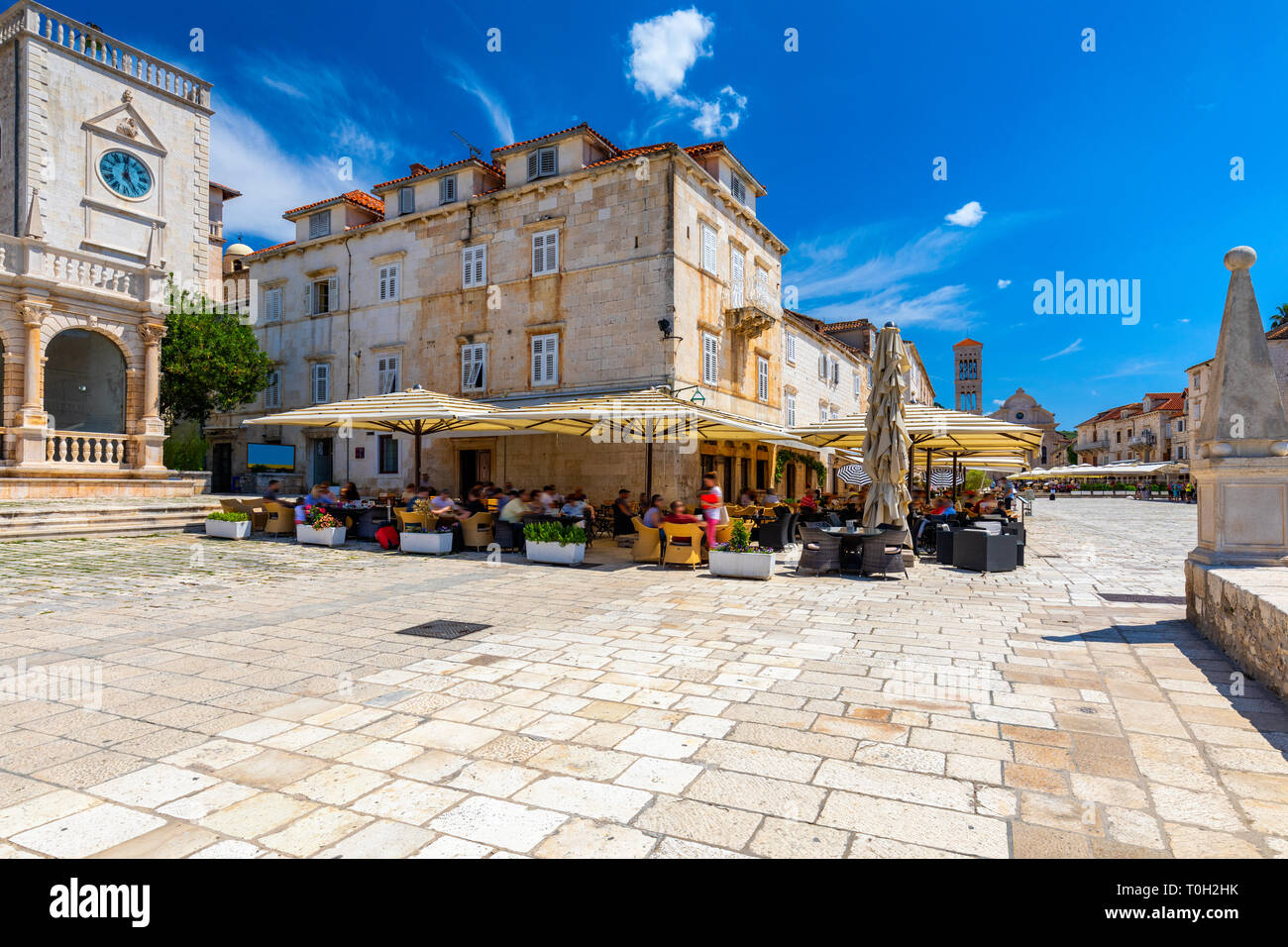 Place principale dans la vieille ville médiévale de Hvar. Hvar est l'une des destinations touristiques les plus populaires en Croatie en été. Pjaca Central square de la ville de Hvar, Dalma Banque D'Images