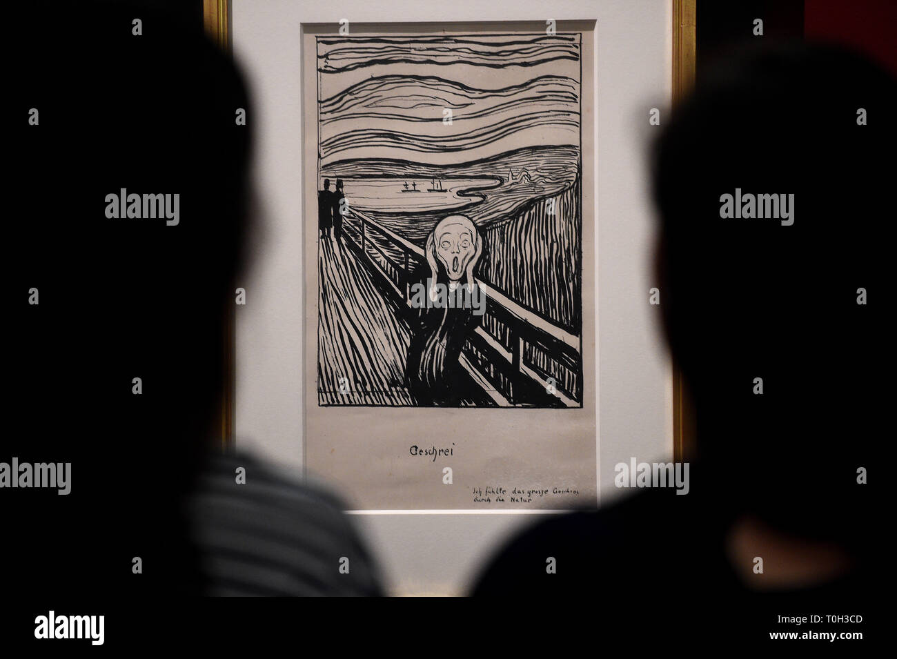 Les maîtres d'art lors de l'installation de The Scream d'Edvard Munch, au British Museum de Londres, avant l'ouverture de l'exposition Edvard Munch: Love and Angst, qui se déroule du 11 avril au 21 juillet 2019. Banque D'Images