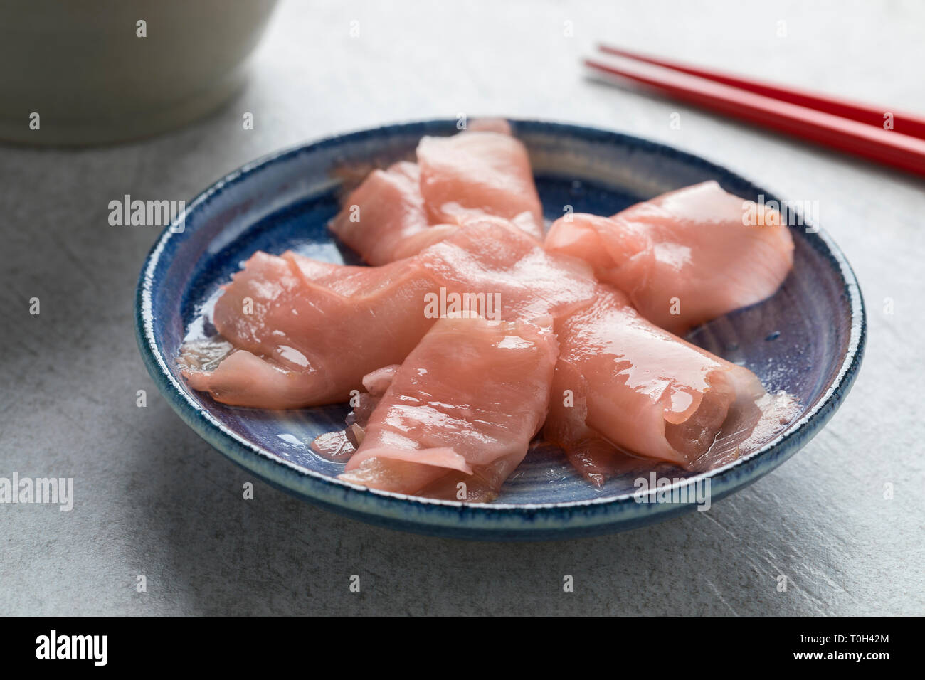 Tranches de gingembre mariné rose sushi dans un bol Banque D'Images