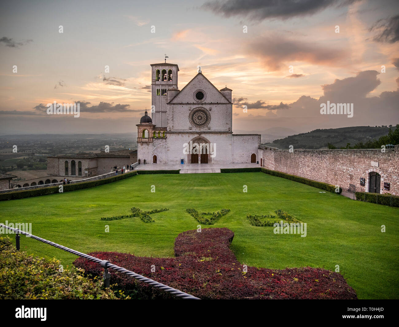 L'Italie, l'Ombrie, Assisi, coucher de soleil sur San Francesco d'Assisi basilica Banque D'Images