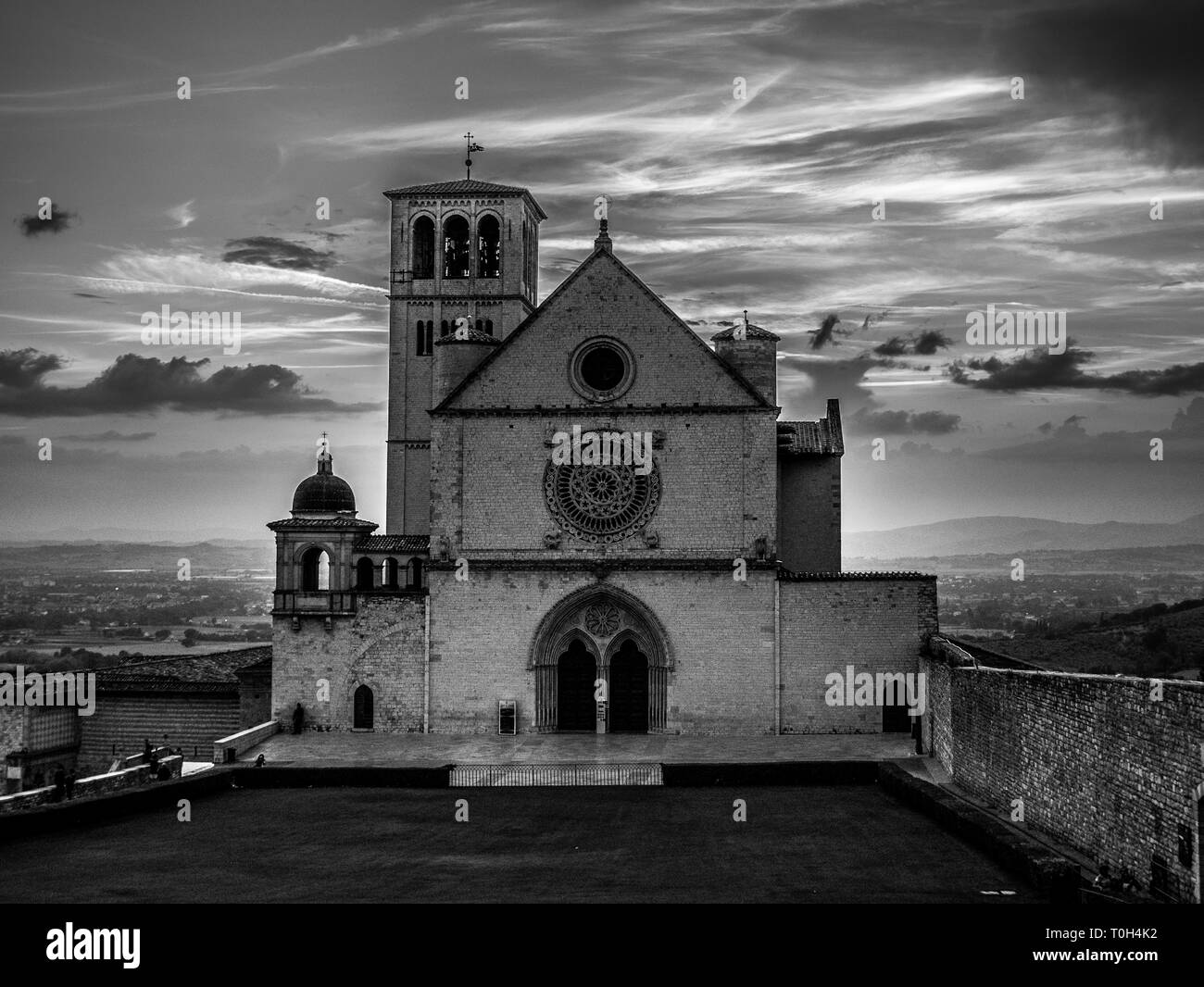 L'Italie, l'Ombrie, Assisi, coucher de soleil sur San Francesco d'Assisi basilica Banque D'Images