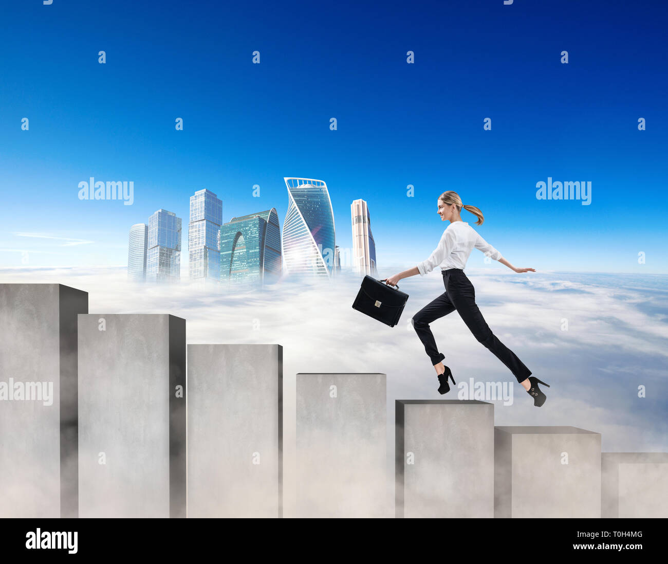 Femme d'affaires d'exécution sur l'escalier en béton blocs. Banque D'Images