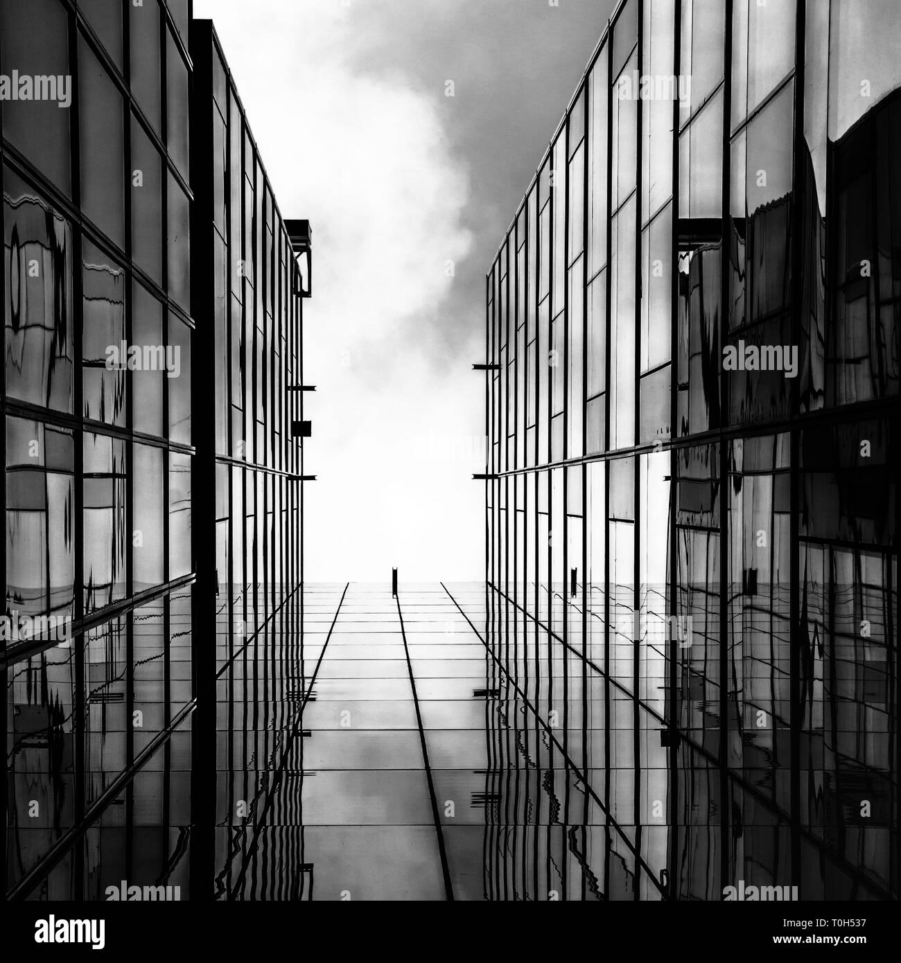 La façade de l'immeuble avec une vue incroyable. Photo en noir et blanc . Banque D'Images