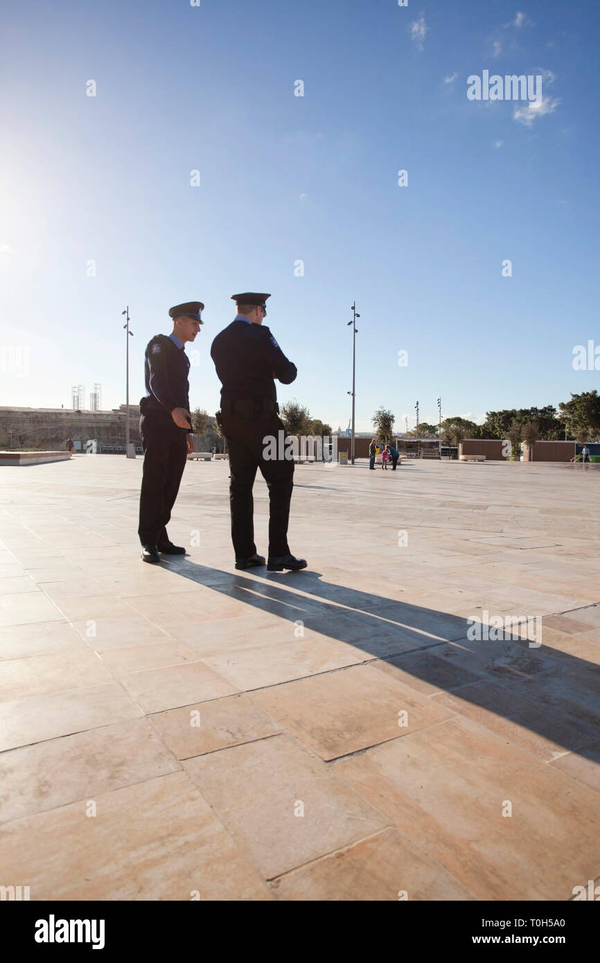 Deux policiers à la Valette Banque D'Images