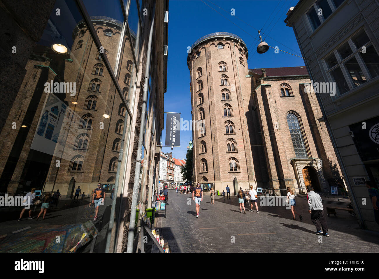 Copenhague. Le Danemark. La tour ronde (Rundetaarn) sur Købmagergade. 17ème tour du xve siècle construit comme un observatoire astronomique. Banque D'Images