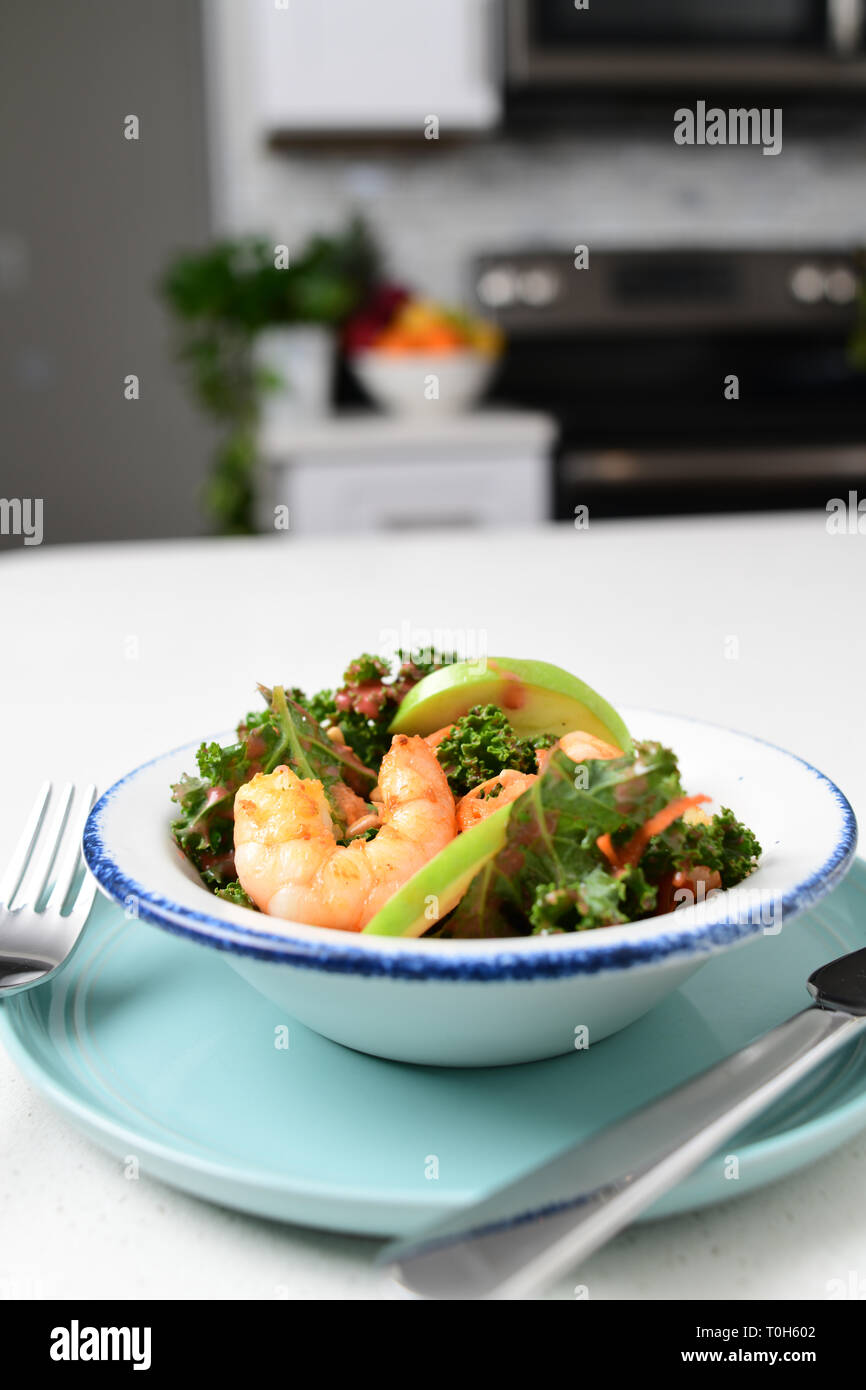 Kale alimentaire Salade aux pommes et d'une cuisine Banque D'Images