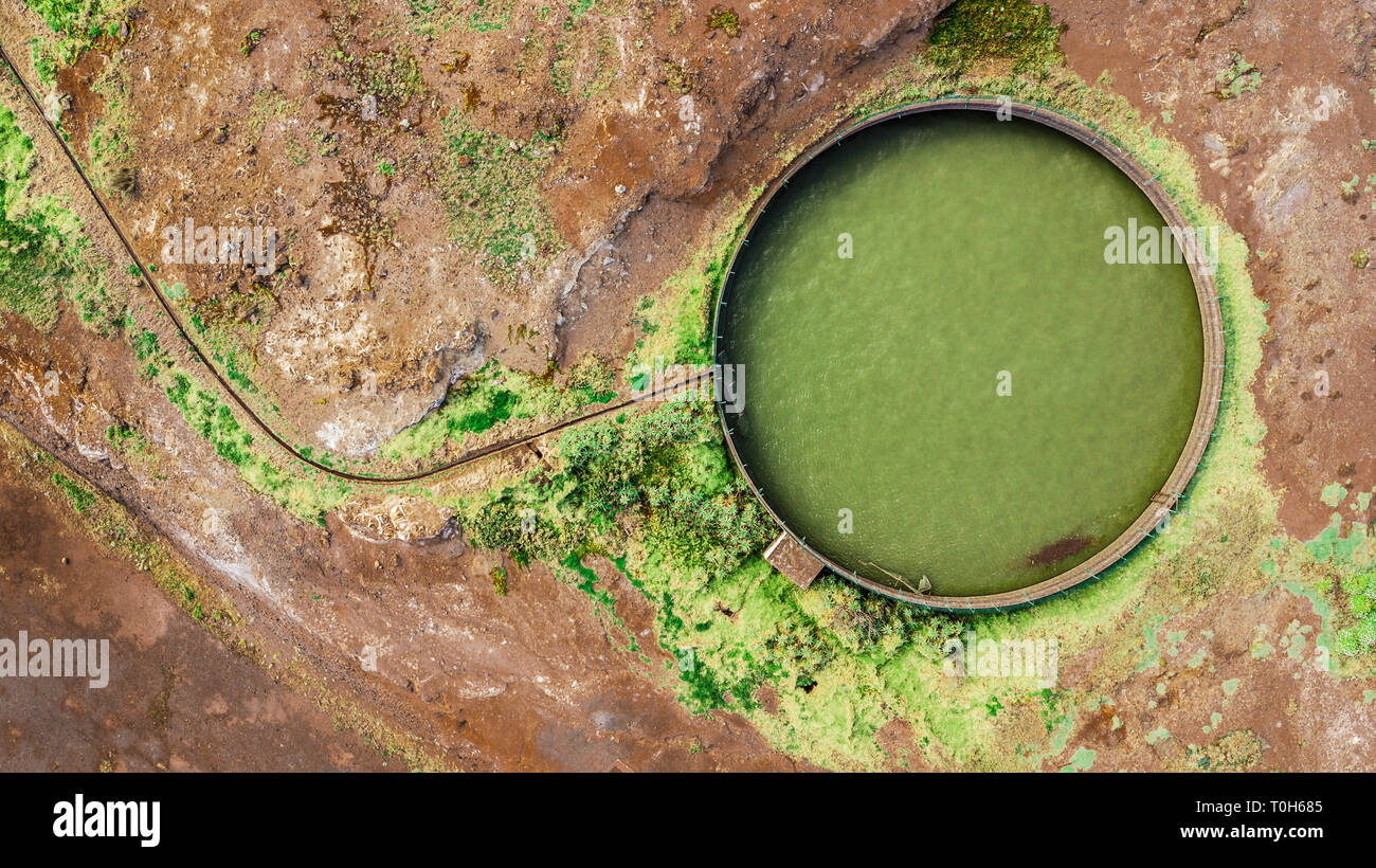 Haut de filtration piscine circulaire dans une usine de traitement des eaux usées sur l'île de Madère, au Portugal. Banque D'Images