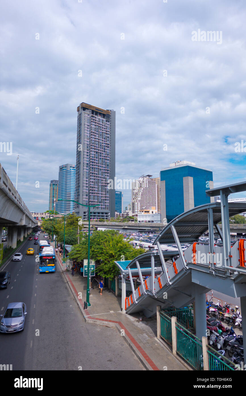 Phahon Yothin Road, dans le nord de Bangkok, Bangkok, Thaïlande Banque D'Images