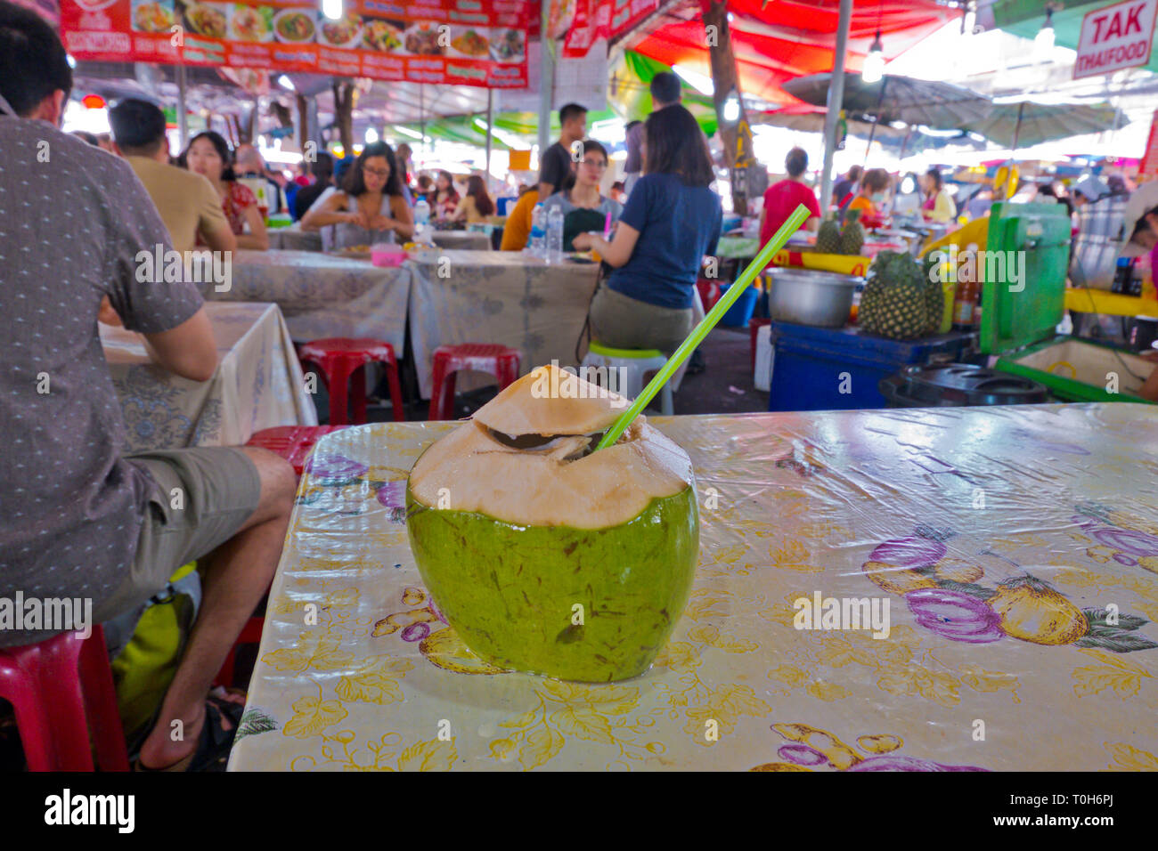 Le jus de noix de coco, Chatuchak Weekend Market, dans le nord de Bangkok, Bangkok, Thaïlande Banque D'Images