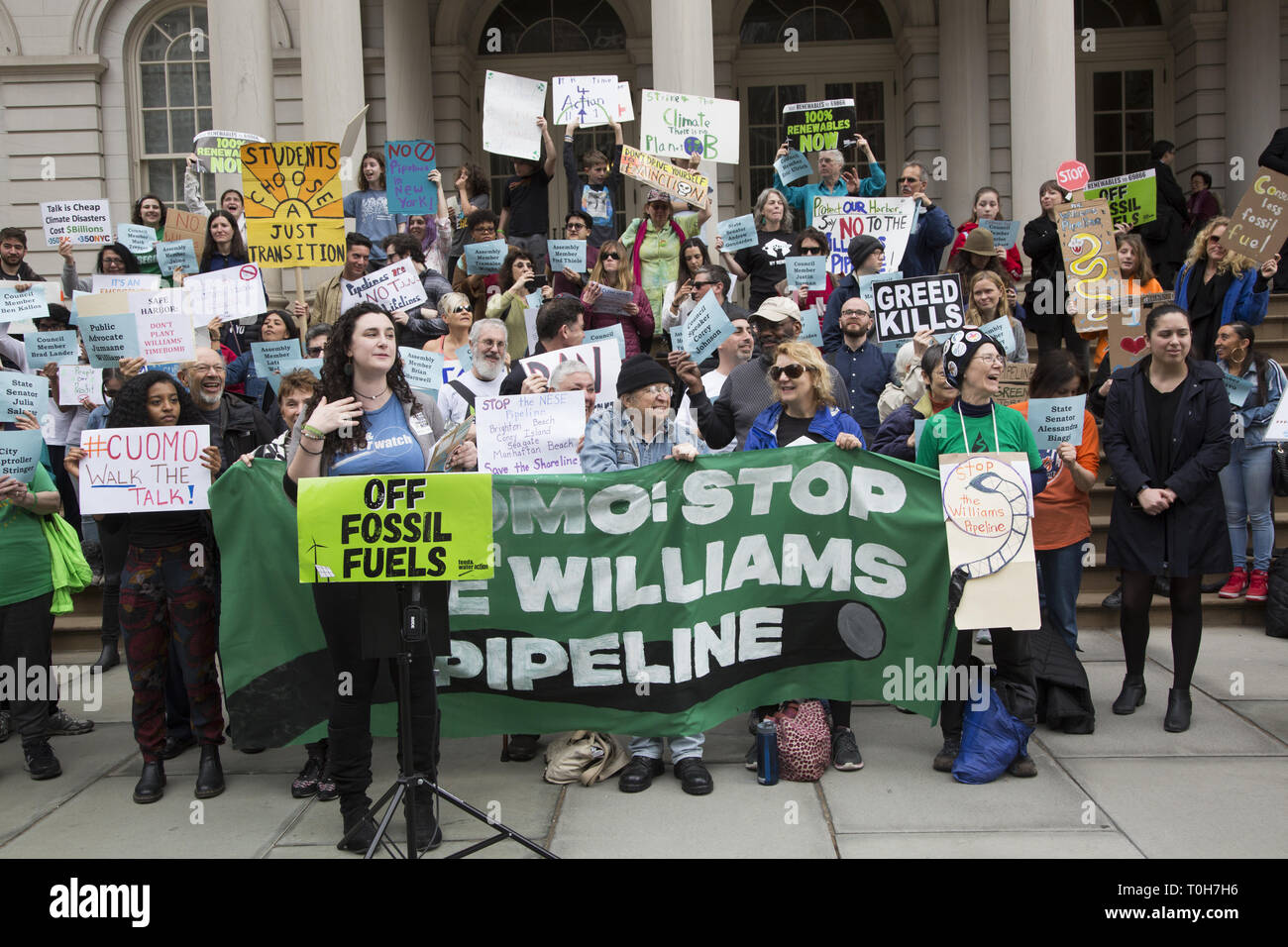 La ville de New York : les groupes environnementaux ont tenu une conférence de presse à l'Hôtel de ville pour arrêter la construction de la Williams pipeline qui transporterait fracturée et à étendre l'utilisation de gaz de combustibles fossiles et créer de graves risques pour la santé de la ville de New York. Banque D'Images