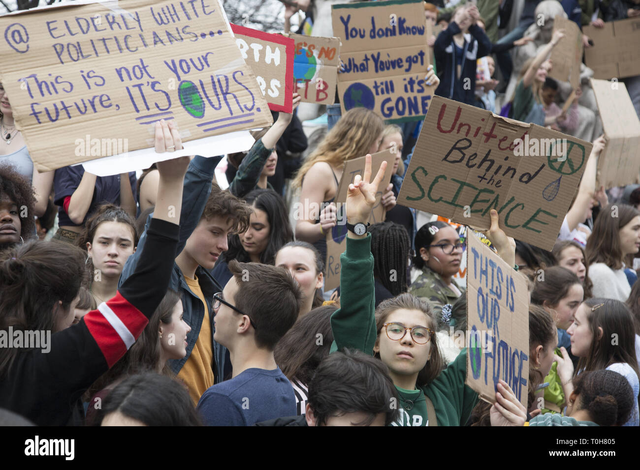 New York La ville l'école les élèves participent à une grève internationale contre le changement climatique et de pousser les politiciens à faire des lois réduisant les émissions de gaz à effet de serre et d'adopter un "New Deal vert" au congrès. Banque D'Images