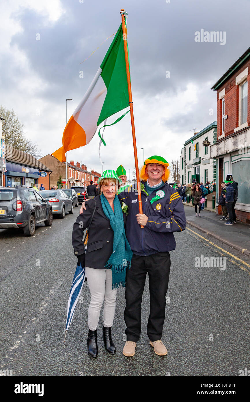 La parade de la St Patrick à l'Irish Club à Orford Lane pour 'la rivière de la vie' dans Bridge Street où un court service a eu lieu à retenir Banque D'Images