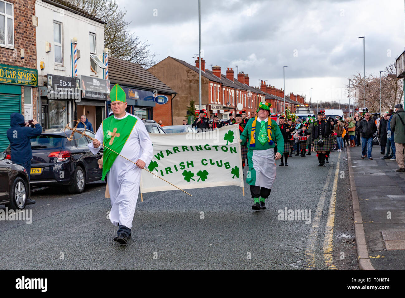 La parade de la St Patrick à l'Irish Club à Orford Lane pour 'la rivière de la vie' dans Bridge Street où un court service a eu lieu à retenir Banque D'Images