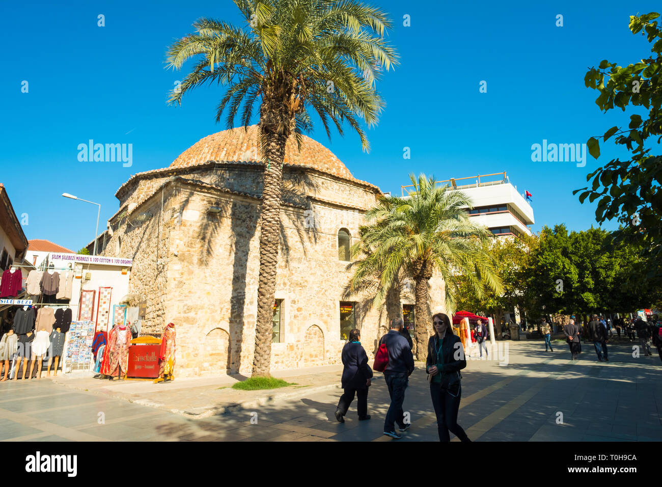 Antalya, Turquie - Novembeer 24, 2017 : Pazari Cagaloglu hammam traditionnel maison sur le chemin de marche des piétons dans la vieille ville de Kaleici. L'horizontale Banque D'Images