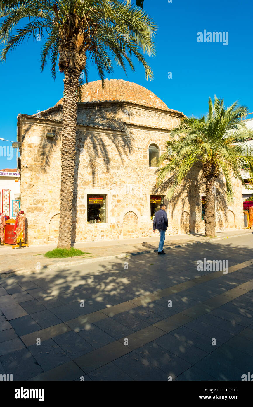 Antalya, Turquie - Novembeer 24, 2017 : Pazari Cagaloglu hammam traditionnel maison sur le chemin de marche des piétons dans la vieille ville de Kaleici. La verticale Banque D'Images