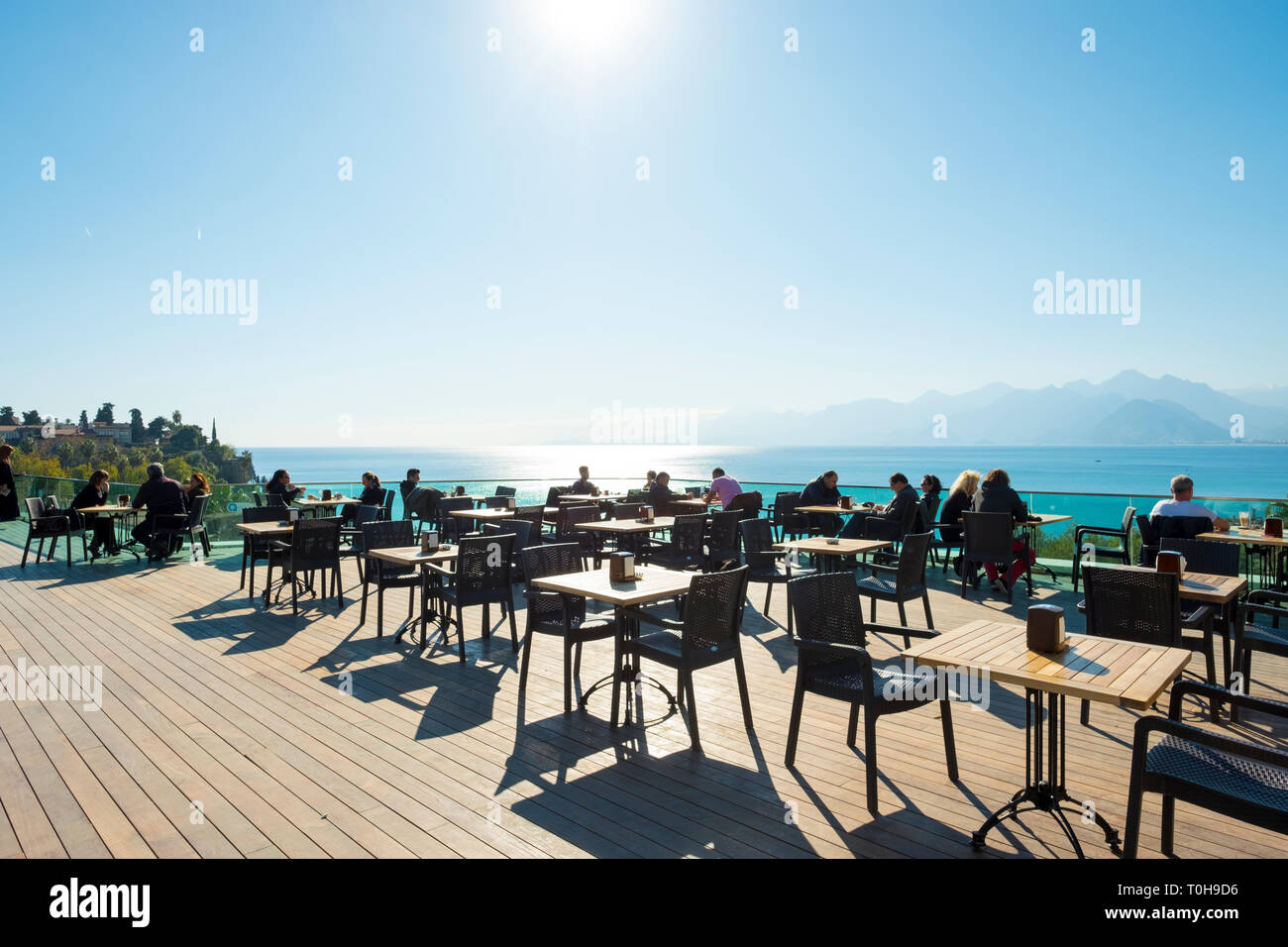 Antalya, Turquie - Novembeer 24, 2017 : Tables et chaises mis en place à une plate-forme d'observation surplombant les montagnes vue sur la mer Méditerranée Banque D'Images