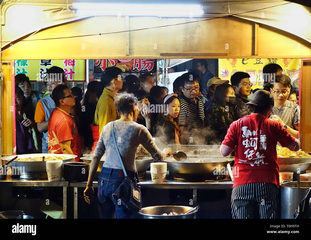 KAOHSIUNG, TAIWAN -- le 9 février 2019 : les grandes foules de gens visiter les nombreux stands de nourriture pendant la Fête des lanternes. Banque D'Images