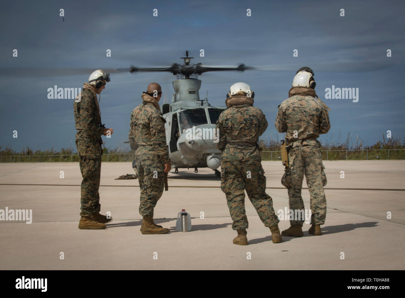 Bataillon de logistique de combat des marines avec 31 et la Compagnie Alpha, l'Équipe de débarquement du bataillon, 1er Bataillon, 4ème Marines, préparez-vous à bord d'un hélicoptère Huey UH-1Y à Anderson Air Force Base, Guam, avant une visite à Tinian, Commonwealth des îles Mariannes du Nord, le 11 mars 2019. Les Marines et les marins avec bec-31 a dirigé un groupe de travail de service, le partenariat avec l'Agence fédérale de gestion des urgences, d'aider les citoyens américains de Tinian commencer les efforts de rétablissement à la suite de super typhon Yutu l'année dernière. Les Marines et les marins, participe actuellement à deux semaines de formation au niveau de l'unité à proximité de Gua Banque D'Images